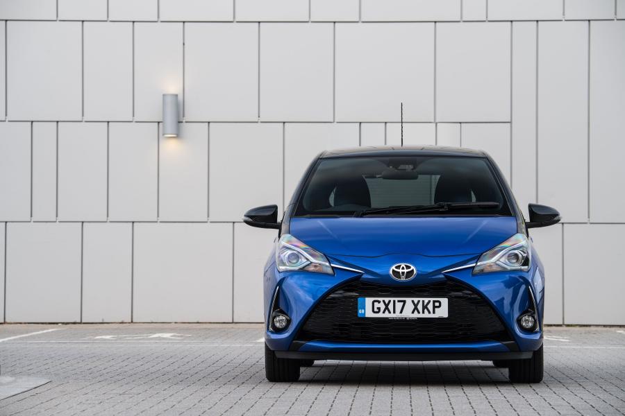  Toyota Yaris Bi-Tone 2017 года  (UK) (фото 6 из 40)